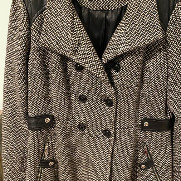 Guess black and white coat . Size XL - Picture 6 of 7